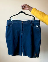 Load image into Gallery viewer, Denim Bermuda Shorts 4X (1/1)

