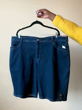 Load and play video in Gallery viewer, Denim Bermuda Shorts 4X (1/1)
